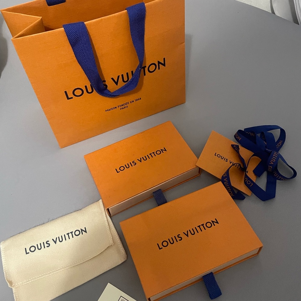 Lv Empty boxes